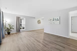752 Gloucester Dr, Elk Grove Village, IL 60007 - Photo 6