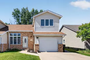 574 W Oak St, Coal City, IL 60416 - Photo 2
