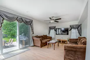1094 Oak Wood Dr, Carol Stream, IL 60188 - Photo 8