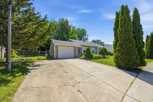 123 Edgewood Dr, Streamwood, IL 60107 - Photo 2