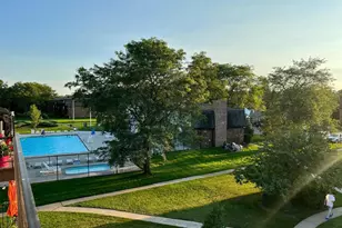 9482 Bay Colony Dr, Des Plaines, IL 60016 - Photo 2