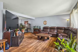 219 Walter Ct, Elgin, IL 60123 - Photo 2