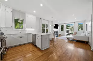 1109 W Cornelia Ave, Chicago, IL 60657 - Photo 2