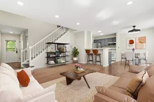 360 Golfview Ct, Bloomingdale, IL 60108 - Photo 2