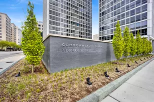330 W Diversey Pkwy, Chicago, IL 60657 - Photo 2