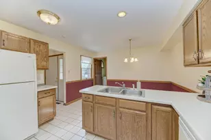 8593 Sandalwood Dr, Darien, IL 60561 - Photo 10