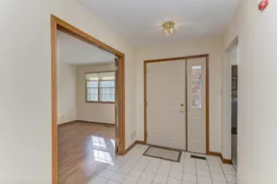 8593 Sandalwood Dr, Darien, IL 60561 - Photo 4