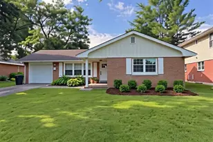 129 Monument Ave, Barrington, IL 60010 - Photo 1