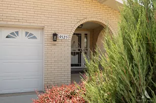 9525 S Kolin Ave, Oak Lawn, IL 60453 - Photo 4