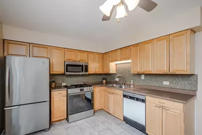 685 E Fullerton Avenue #201, Glendale Heights, IL 60139 - Photo 2