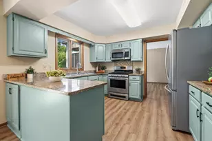 205 Whitaker Ct, Woodstock, IL 60098 - Photo 8