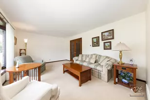 29W303 Hartman Dr, Naperville, IL 60564 - Photo 4