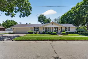 413 Price St, Morris, IL 60450 - Photo 1