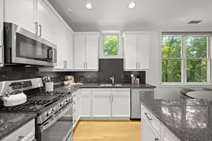 2323 W Montrose Ave, Chicago, IL 60618 - Photo 8