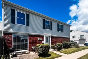 2203 Cardinal Ct, Schaumburg, IL 60194 - Photo 2