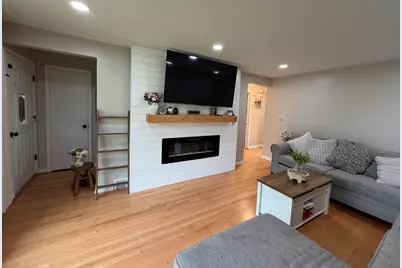 9848 S Muskegon Avenue, Chicago, IL 60617 - Photo 8