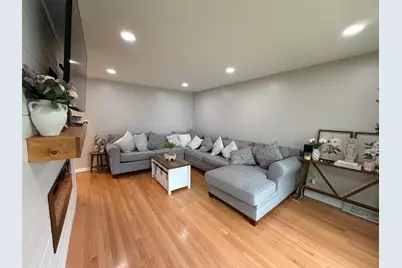 9848 S Muskegon Avenue, Chicago, IL 60617 - Photo 4