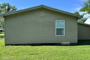 814 W Warmouth St, Salem, IL 62881 - Photo 4