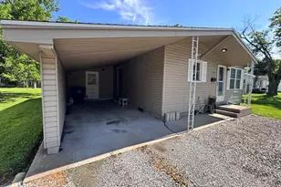 814 W Warmouth St, Salem, IL 62881 - Photo 6