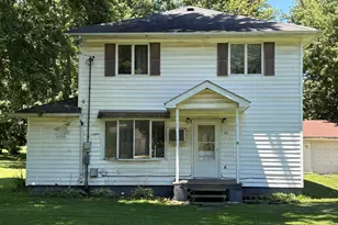 410 N 1st St, Bellflower, IL 61724 - Photo 2