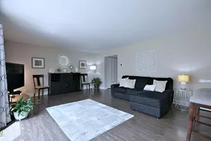 1475 Garnet Cir, Hoffman Estates, IL 60192 - Photo 2