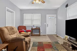 903 Low St, Bloomington, IL 61701 - Photo 4
