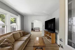 123 N Calhoun St, Aurora, IL 60505 - Photo 4