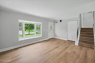 30W281 Heather Ct, Warrenville, IL 60555 - Photo 6