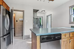 2016 Grove Ln, Cary, IL 60013 - Photo 4