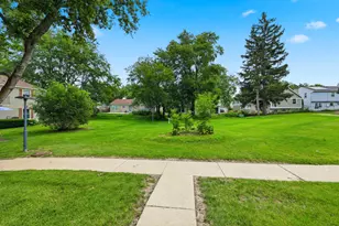 712 Shaw Ct, Schaumburg, IL 60194 - Photo 2