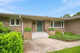 525 E High St, Sycamore, IL 60178 - Photo 6