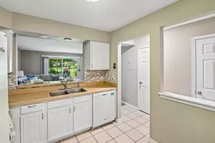 421 Lakeview Cir, Bolingbrook, IL 60440 - Photo 6