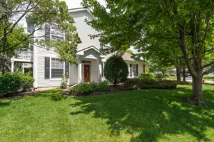 878 Stuarts Dr, Saint Charles, IL 60174 - Photo 2