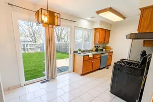 117 Galewood Dr, Bolingbrook, IL 60440 - Photo 4