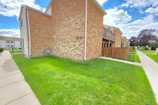 1950 Kenilworth Cir, Hoffman Estates, IL 60169 - Photo 2
