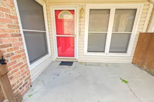 1950 Kenilworth Cir, Hoffman Estates, IL 60169 - Photo 4