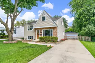 117 S Erie St, Wheaton, IL 60187 - Photo 2