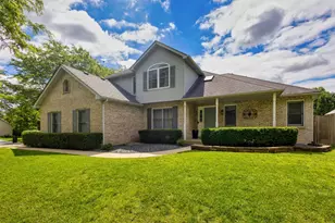 8 Steck Ct, Bolingbrook, IL 60440 - Photo 2