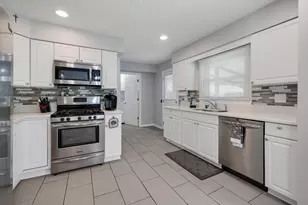 1116 Maple Ln, Elk Grove Village, IL 60007 - Photo 10