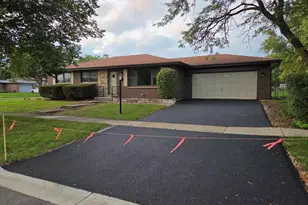 668 Lee Dr, Crystal Lake, IL 60014 - Photo 2