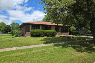 668 Lee Dr, Crystal Lake, IL 60014 - Photo 1