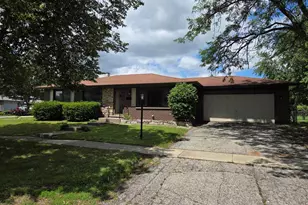 668 Lee Dr, Crystal Lake, IL 60014 - Photo 2