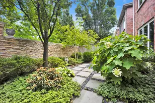 1727 W Peterson Ave, Chicago, IL 60660 - Photo 2
