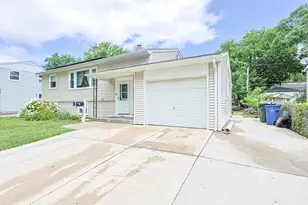 1412 Windsor Cir, Carpentersville, IL 60110 - Photo 4