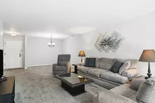 250 W Parliament Pl, Mount Prospect, IL 60056 - Photo 6