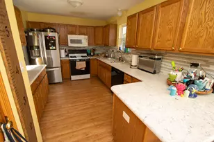 990 Wilkinson Ln, North Aurora, IL 60542 - Photo 10