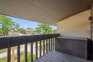 6176 Knoll Ln Ct, Willowbrook, IL 60527 - Photo 12