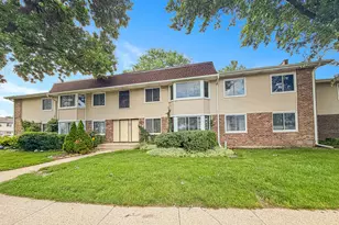 3008 Roberts Dr, Woodridge, IL 60517 - Photo 2