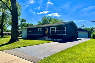 128 E Normandy Dr, Addison, IL 60101 - Photo 2