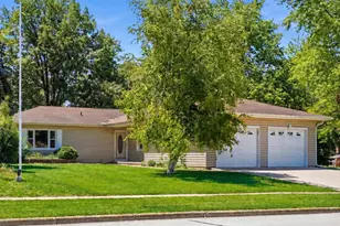 1644 Bayberry Ln, Sycamore, IL 60178 - Photo 2